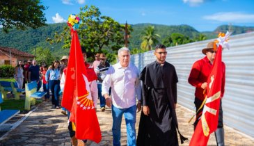 LAUREZ PRESTIGIA SAÍDA DA FOLIA DO DIVINO EM MONTE DO CARMO 