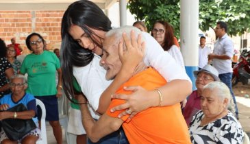 KARYNNE SOTERO MOVIMENTA O BICO DO PAPAGAIO EM UMA MANHÃ DE CARINHO COM OS IDOSOS DO CRAS E OS TALENTOS DA APAE DE ARAGUATINS.