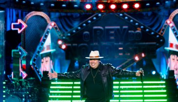 NO RECIFE, REY VAQUEIRO E ESTRELAS CANTAM PARA DEZ MIL 