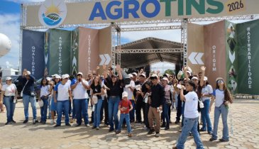 PRIMEIRA-DAMA DO TOCANTINS RECEBE ALUNOS DE APARECIDA DO RIO NEGRO NA AGROTINS