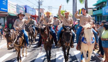 ALEXANDRE GUIMARÃES DESFILA EM ARAGUAÍNA, A CAPITAL NACIONAL DA CAVALGADA