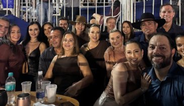 DIRETORA ANAKELLY DE FABRIS CELEBRA SUCESSO DA EXPOARA 2026 NO SHOW DE VICTOR E LEO