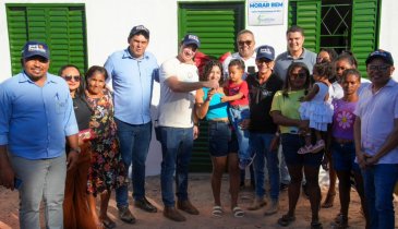FAMÍLIAS DE RECURSOLÂNDIA CELEBRAM A CASA PRÓPRIA AO LADO DE ALEXANDRE GUIMARÃES