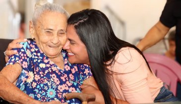 PRIMEIRA-DAMA DO TOCANTINS VISITA INSTITUIÇÃO DE ACOLHIMENTO DE IDOSOS E ENTREGA DOAÇÕES EM PALMAS