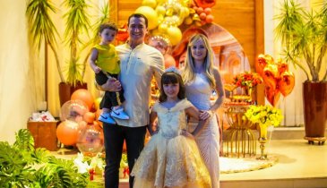 INSPIRADA NA BELA E A FERA, LORENA CELEBRA 9 ANOS COM OS PAIS REJANE E ALEXANDRE GUIMARÃES