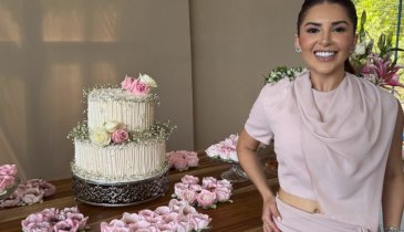 COM PEDIDO ESPECIAL DA VOVÓ, ISADORA MATOS ASSINA BOLO DE BODAS DE DIAMANTE DA FAMÍLIA