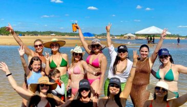AMIGAS CURTEM FIM DE SEMANA DE BRONZEADO NO ESCAPOLE