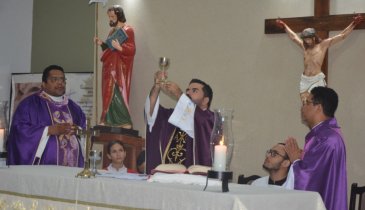 EM PORTO NACIONAL VI ROMARIA DE PADRE LUSO REÚNE CENTENAS DE DEVOTOS EM UMA EMOCIONANTE PROCISSÃO LUMINOSA E MISSA SOLENE