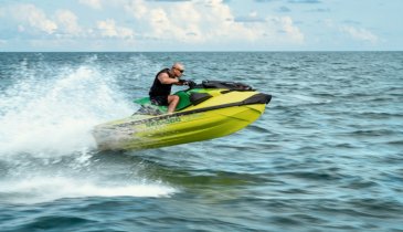 JET INSPIRADO EM AYRTON SENNA COM FABRICAÇÃO LIMITADA É ATRAÇÃO NO SÃO PAULO BOAT SHOW 2026
