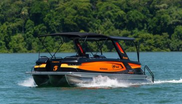 EMBARCAÇÕES PARA ATÉ 25 PESSOAS, COM CHURRASQUEIRA E ESCORREGADOR, GANHAM DESTAQUE NO SÃO PAULO BOAT SHOW