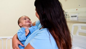 O SORRISO DE ISABELA É O RETRATO DO AMOR. NO PEITO, BATE UM CORAÇÃOZINHO QUE CHEGOU ALÉM DA VIDA.