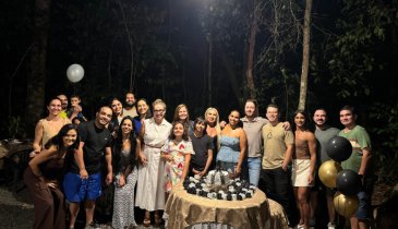 GILDA BONFIM CELEBRA A VIDA EM REUNIÃO ÍNTIMA NA CHÁCARA SOSSEGO, NO BOSQUE DOS BURITIS.