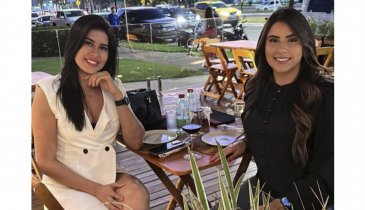 NO CAFÉ COM AMIGA