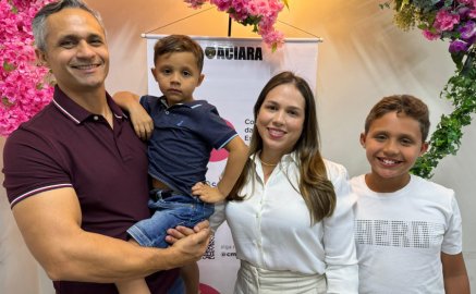 com o marido, vice-presidente da Aciara, Tomaz Vaz e os Filipe e Vinicius