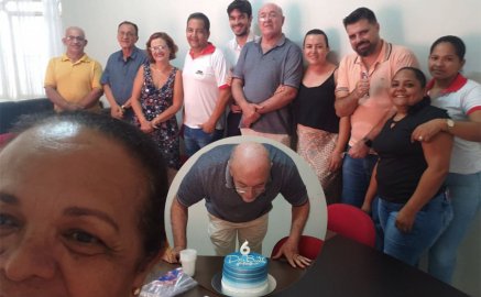 o secretário geral do MDB do Tocantins Buti sopra velinhas de aniversário -