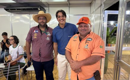 Os diretores do SRA Antonio Lourenço e Irair Dias com o Gerente Regional Desenvolvimento Sicredi União MS, TO e Oeste da Bahia, Diego Reis