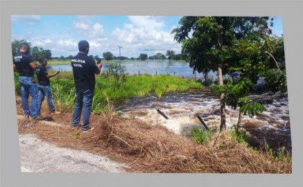 Policiais civis da 84ª Delegacia de Polícia (DP) de Formoso do Araguaia ajudam famílias atingidas pelas enchentes -