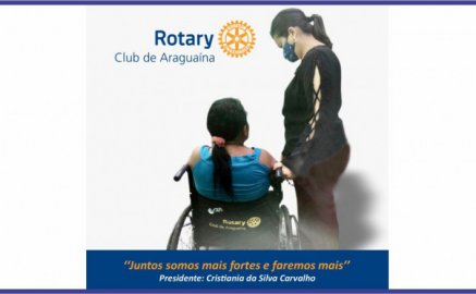 A presidente do Rotary Clube Araguaína, Cristiania Carvalho fazendo uma doação
