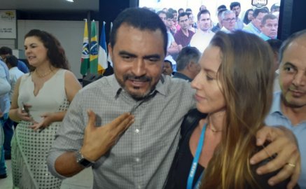 Governador Wanderlei Barbosa e a superintendente de Rede da Caixa Econômica Federal no Tocantins Paula Rovani. 