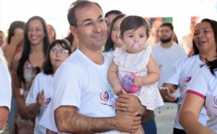 Prefeito de Araguaína Wagner Rodrigues e a filha Lizzi na Abertura da Semana do Bebê 2022