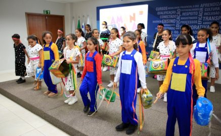 Crianças do Projeto Tamandalata, da Escola Municipal de Tempo Integral Almirante Tamandaré.