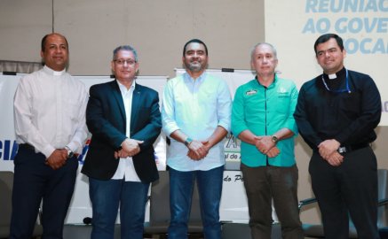 Diretor da Facdo, padre Edson (esq. p/ dir.), presidente da Aciara, Denilson da Silva, governador e candidato a reeleição, Wanderlei Barbosa, presidente SRA Wagner Borges e o diretor-presidente HDO, padre Bruno Rodrigues