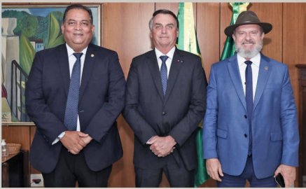Senador Eduardo Gomes, presidente Jair Bolsonaro e o governador Mauro Carlesse  -