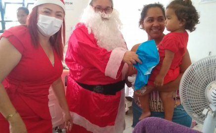 PAPAI NOEL VISITA CRIANÇAS NO HOSPITAL REGIONAL DE AUGUSTINÓPOLIS NO BICO DO PAPAGAIO