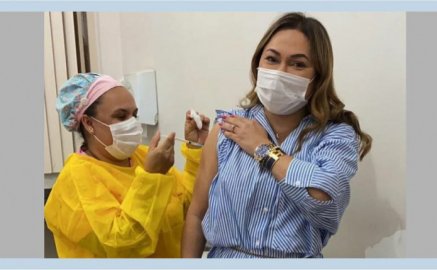 Deputada Luana Ribeiro (PSDB)  festeja imunização contra Covid-19 -