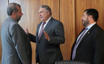 Ministro Carlos Lupi, vice-governador Laurez Moreira e o secretário Extraordinário de Representação em Brasília, Carlos Manzini.