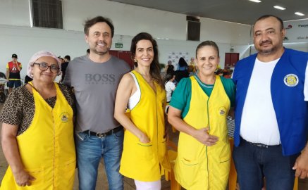 Marta Pereira, com o venerável Mestre da Loja Maçônica Claudio Neto nº 4, Renato Bassani, presidente da Colmeia da Amizade, Anastácia Lins Bassani, Víviam Mourão e Alair Negreiros