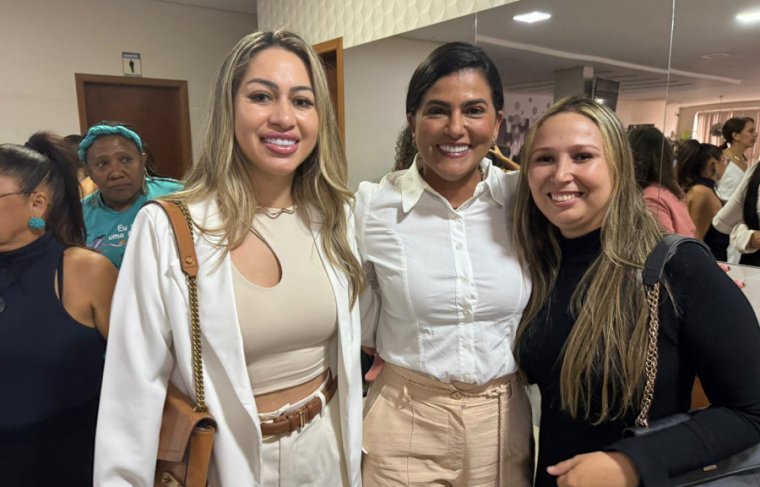 Mayara Rodrigues (esteticista), Mary Paiva(nail designer) com Karynne Sotero Foto: Cícera Maria  