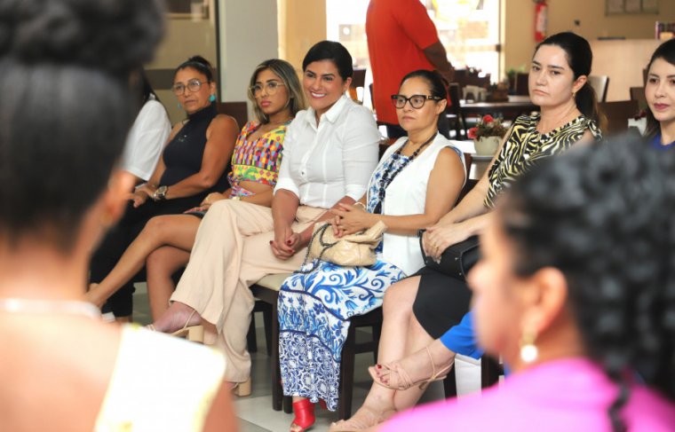 Primeira-dama, Karynne Soterro e mulheres de Araguaína Foto: Loise Maria/Governo do Tocantins  