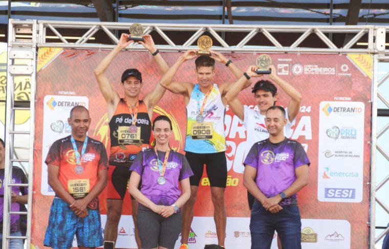 Coronéis Alves, Andreya e Cléber fazem a premiação dos atletas numa das modalidades da Corrida do Fogo Foto: Luiz Henrique Machado/Governo do Tocantins