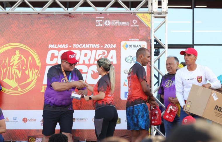 Coronel Ornelas faz entrega de brinde para participante da 17ª Corrida do Fogo Foto: Luiz Henrique Machado/Governo do Tocantins