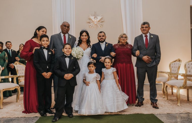 Filomena Miranda e Danilo Cunha e os pais Sátiro e Maria das Graças Miranda e Maria Nália e Armando Cunha e as crianças Matheus, Shopia, Davi e Luana Foto: Wellys Noberto  //Divulgação