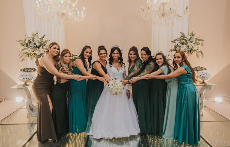 As madrinhas: Antônia Gonçalves, Ruty Rodrigues, Tatiana Polari, Dailane Cortes, Rosimeire Viana, Aurileia Oliveira, Rosangela Brito e Ivaneide Marinho. Foto: Wellys Noberto  //Divulgação