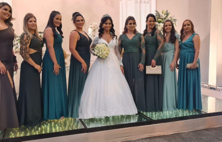 As madrinhas: Antônia Gonçalves, Ruty Rodrigues, Tatiana Polari, Dailane Cortes, Rosimeire Viana, Aurileia Oliveira, Rosangela Brito e Ivaneide Marinho. Foto: Wellys Noberto  //Divulgação