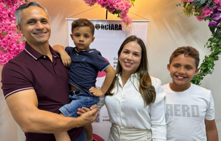 com o marido, vice-presidente da Aciara, Tomaz Vaz e os Filipe e Vinicius Foto: CCMNC