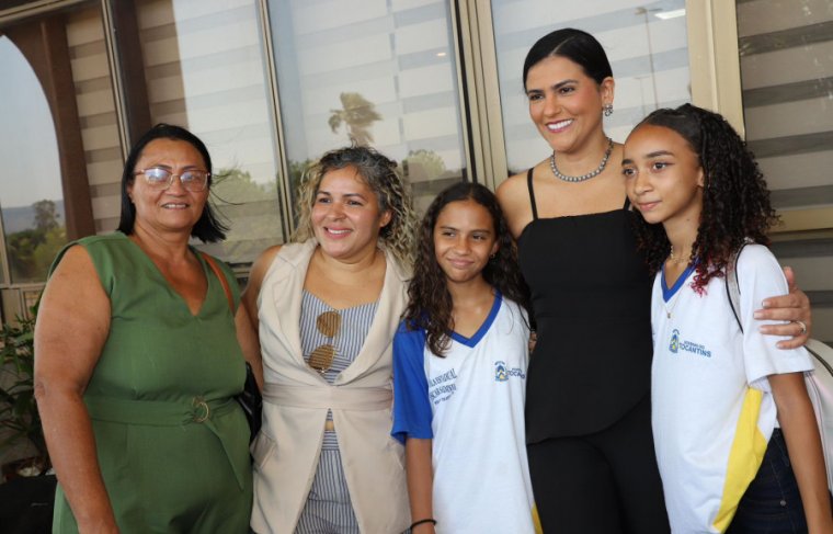 Karyne Sotero e alunos e diretores da Escola Estadual Oscar Sardinha de Miracema Foto: Lois Maria/Governo do Tocantins