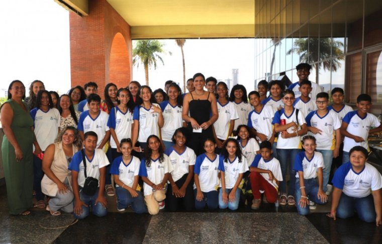 Karyne Sotero e alunos e diretores da Escola Estadual Oscar Sardinha de Miracema Foto: Lois Maria/Governo do Tocantins