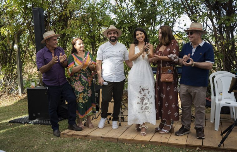  Natalia e Rodolfo ladeados pelo pais Lourdinha, Neno Lemos e Sônia e Iran Queiroz  Foto: Wellys Norberto/Divulgação