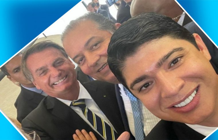 Prefeito de Paraíso do Tocantins, presidente Jair Bolsonaro e o senador Eduardo Gomes - Foto: RS / Efeito: Cícera Maria