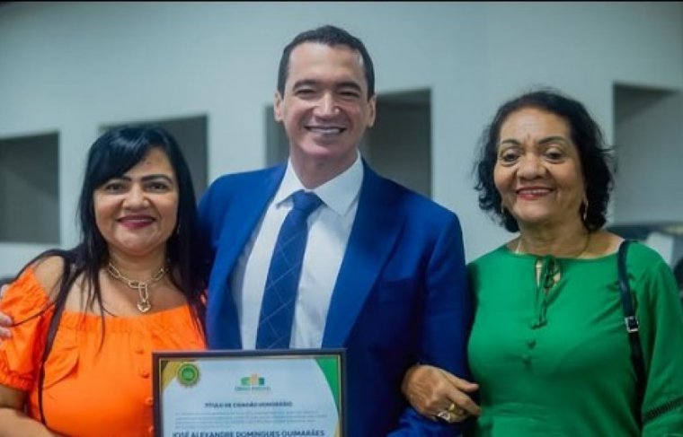 Deputado Alexandre Guimarães com vereadora Rosinara Almeida e a professora Raimundinha Foto: Divulgação