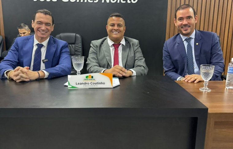 Deputado Alexandre Guimarães, presidente da Câmara de Colinas, Leandro Coutinho, e o deputado Vicentinho Alves Foto: Divulgação