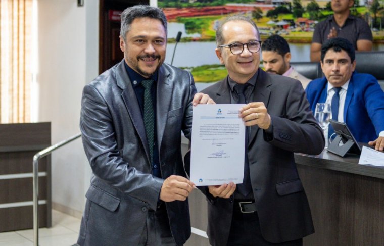 Presidente da Câmara Municipal de Araguaína, Max Fleury Baroli e vereador, José da Guia (dir.) Foto: Ascom Câmara Municipal de Araguaína