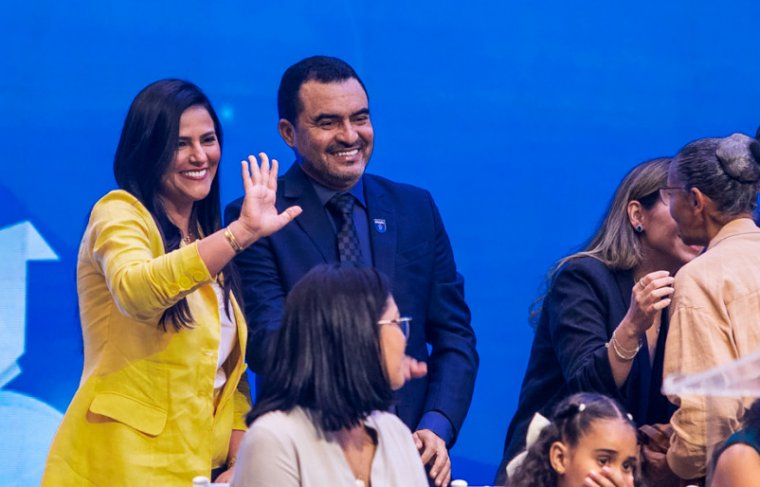 Primeira-dama, Karynne Sotero e Governador Wanderlei Barbosa na cerimonia do Selo Ouro na Educação 