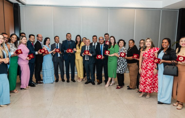 Governador Wanderlei Barbosa, com prefeitos e comitiva do Tocantins, marcando presença no Selo Nacional Compromisso com a Alfabetização  