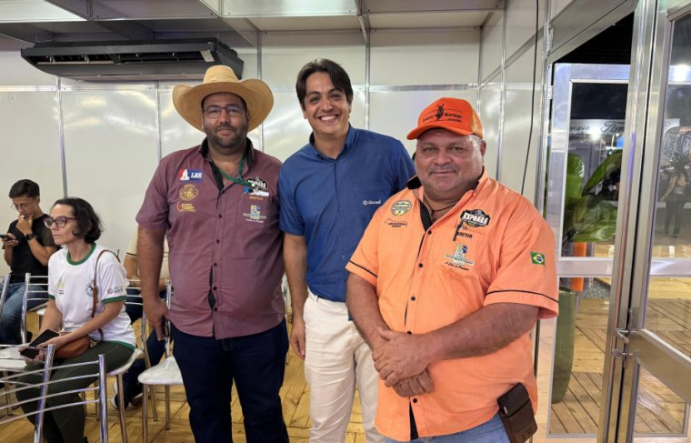 Os diretores do SRA Antonio Lourenço e Irair Dias com o Gerente Regional Desenvolvimento Sicredi União MS, TO e Oeste da Bahia, Diego Reis Foto: CCMNC