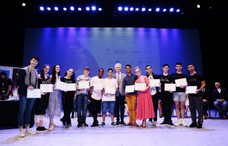 Ghislain de Compreignac, do Paris Marais Dance School (ao centro), ao lado de Carlla Bublitz, volta ao festival e deve distribuir novas bolsas de estudo. Foto: Estúdio Daniel Martins